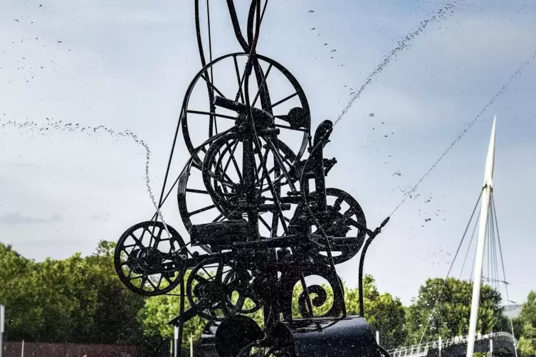 An Deck: Tinguelys &bdquo;Schwimmplastik&ldquo;. 