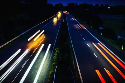 Im Sausetempo durch den Landkreis: Michael Patzelt hat den nächtlichen Verkehr auf der B 9 im Bild festgehalten. 