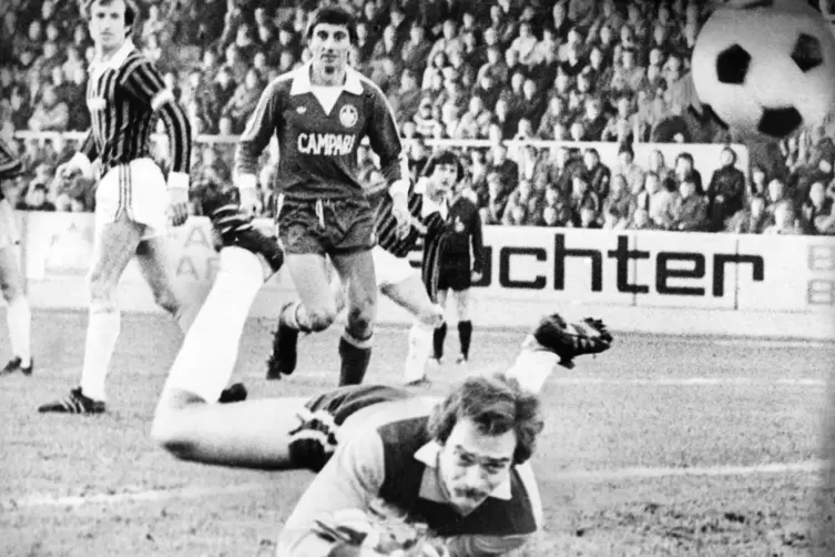 FCS-Keeper Dieter Ferner (vorne) schaut hier im Dezember 1977 dem Ball von Kaiserslauterns Heinz Stickel hinterher.