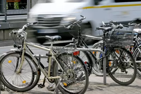 So könnte es aussehen: Fahrradbügel am Straßenrand. So könnte es aussehen: Fahrradbügel am Straßenrand.
