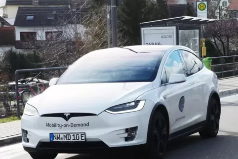 In Neustadt: Mobility-on-Demand-Elektroauto unterwegs. In Neustadt: Mobility-on-Demand-Elektroauto unterwegs.