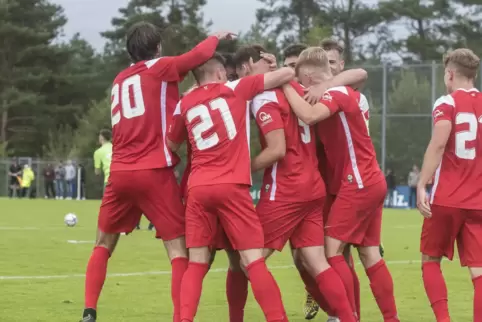 Jubeln wollen die Spieler der U21 des 1. FCK am Samstag gegen Karbach. So wie hier beim Sieg über den SV Engers zum Saisonauftak