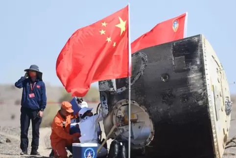 Das chinesische Fernsehen zeigte Bilder, wie Bergungsmannschaften mit Geländewagen und Hubschraubern zur Landestelle eilten, um 