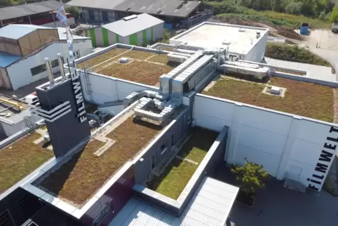 Das Dach der Filmwelt Grünstadt soll mit einer Photovoltaikanlage belegt werden.