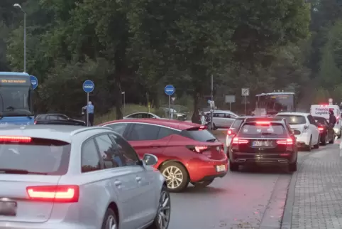 Ein typisches Bild in der Schernauer Straße vor Unterrichtsbeginn: Elterntaxis sorgen für Stau. 