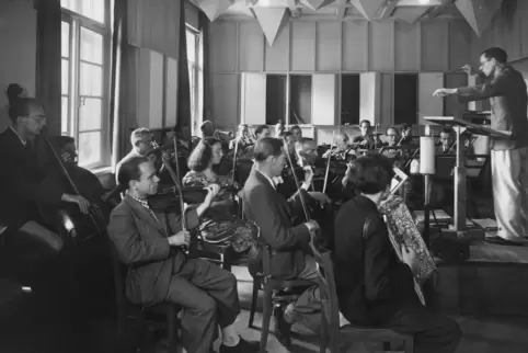 Ein Bilddokument aus dem Gründungsjahr 1946: das Funkorchester Kaiserslautern unter der Leitung von Kapellmeister Heinrich Geige