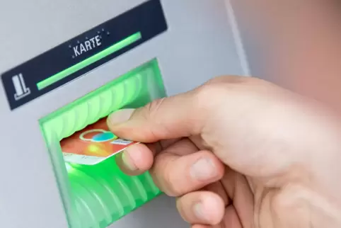 Wer die Karte – und die Geheimnummer hat -–, der hat Zugriff auf Bargeld.