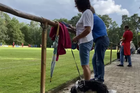 Auch neben dem Spielfeld gibt es für Luna immer viel zu gucken und zu schnüffeln. Frauchen Ursula Kästel bedient derweil den Liv