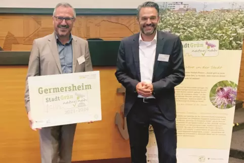 Stolze Silbermedaillen-Gewinner: Bürgermeister Marcus Schaile (li.) und Beigeordneter Sascha Hofmann. 
