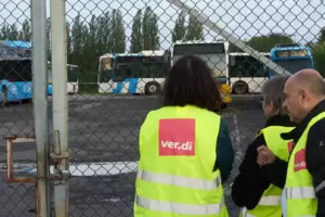 Verdi-Streikposten vor einem Busbetriebshof in Pirmasens. Verdi-Streikposten vor einem Busbetriebshof in Pirmasens.