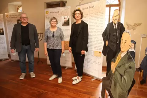 In der Ausstellung (von links): Joachim Bäcker von der Evangelischen Erwachsenenbildung im Dekanat an Alsenz und Lauter, Förderv