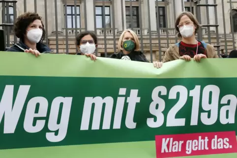 Frauen demonstrieren vor dem Bundesrat, zu Beginn der letzten Bundesratssitzung vor der Bundestagswahl, gegen den Paragrafen 219