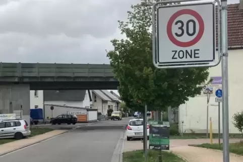 Seit Mitte Mai Tempo-30-Zone: der Boligweg. Im Hintergrund ist die Kreuzung Kettelerstraße zu sehen, an der seitdem rechts vor l