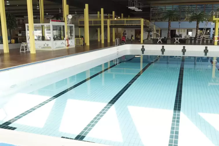 Die Bahnen sind frei, im Hallenbad können Schulen, Vereine und Private wieder Schwimmkurse anbieten.