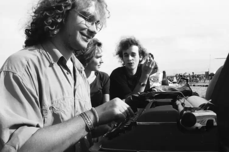 Mobiles Arbeiten im Jahr 1991: Roland Happersberger beim Festival „Rock im Hinterland“ – noch mit der Schreibmaschine.