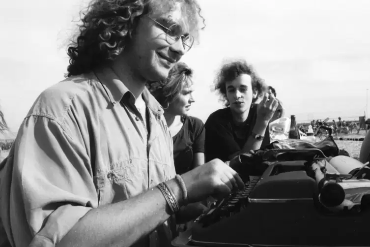 Mobiles Arbeiten im Jahr 1991: Roland Happersberger beim Festival „Rock im Hinterland“ – noch mit der Schreibmaschine. Wenn Reda