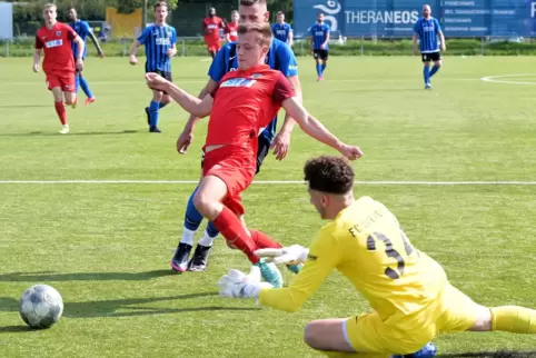 Starker Rückhalt: Robin Schneider (vorne) hat dem FC Speyer 09 schon Zähler gesichert. 