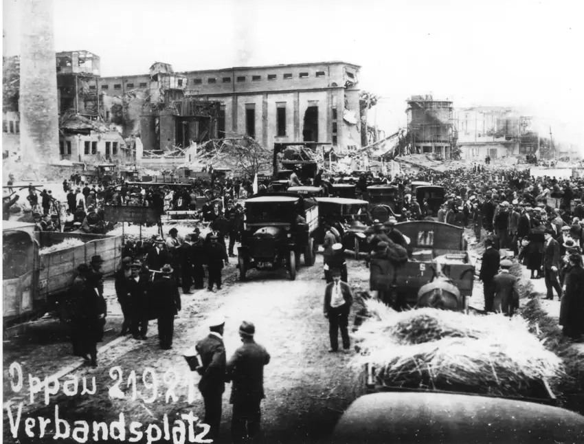 Der Hauptverbandsplatz, wo die Verletzten versorgt wurden. Im Hintergrund sind die Verwüstungen im Werk zu sehen..