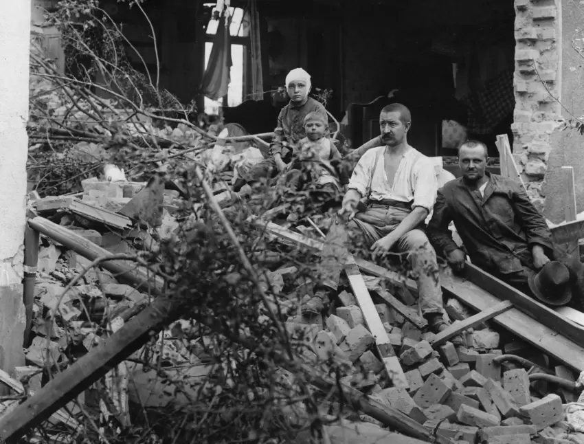 Eine Familie aus Oppau in den Trümmern ihres Hauses.