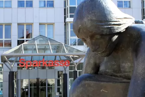 Mit Kunstwerk: Willy-Brandt-Platz. 