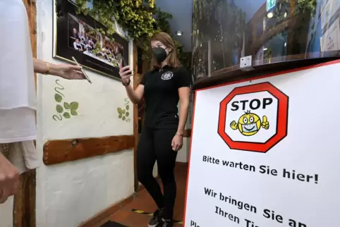 Eingangskontrolle im Domhof: Christina Lemm scannt den Impfnachweis.