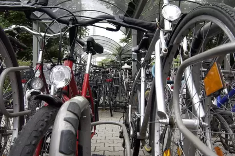 Nicht schön, aber manchmal praktisch: Fahrradständer am Frankenthaler Hauptbahnhof. Nicht schön, aber manchmal praktisch: Fahrradständer am Frankenthaler Hauptbahnhof.