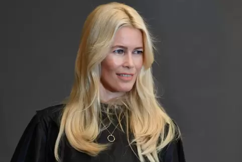Claudia Schiffer hat das ultimative Rezept für die Frauenemanzipation. 