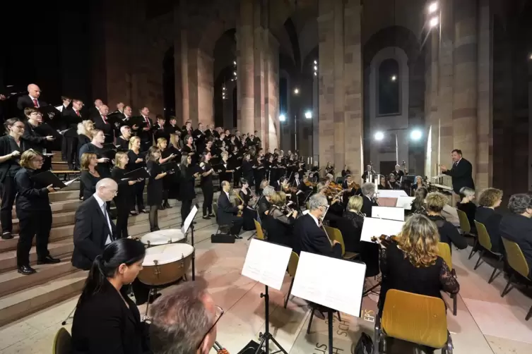 Markus Melchiori am Pult von Domchor und L’arpa festante. 