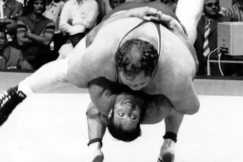  Olympische Spiele 1972 in München: Der Schifferstadter Wilfried Dietrich wuchtet Chris Taylor auf die Schultern. 