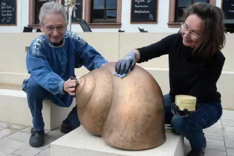 Zum guten Schluss noch einmal polieren: das Künstlerehepaar Barbara und Gernot Rumpf beim Aufstellen der Skulpturen. 