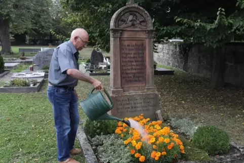 Ein Grabstein auf dem Friedhof in Rechtenbach erinnert an sechs bayrische Soldaten, die 1870 in der Schlacht bei Weißenburg gefa