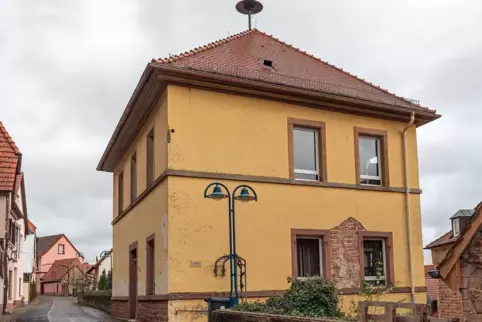 Das Schulhaus in Gleisweiler wurde Ende der 1960er-Jahre geschlossen. Das Schulhaus in Gleisweiler wurde Ende der 1960er-Jahre geschlossen.