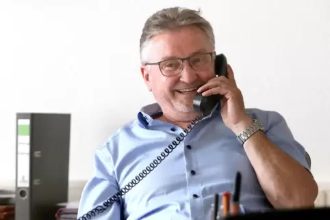 Reiner Hör in seinem Amtszimmer in Rülzheim.