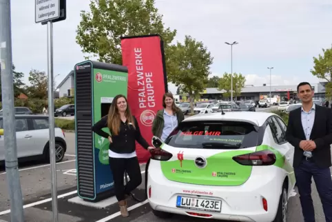 Inbetriebnahme der Hypercharger-Ladesäule am SBK Kandel (von links): Sophie Neidel (Marktleiterin), Victoria Singler (Klimaschut