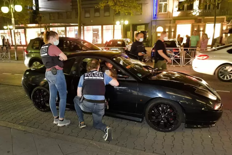 Den Posern auf der Spur: Polizeikontrolle am Freitagabend auf den Mannheimer Kapuzinerplanken.