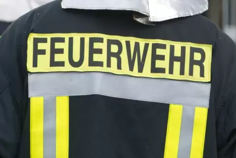 Die Feuerwehr löschte die Matratze und fischte sie aus dem Wasser. 