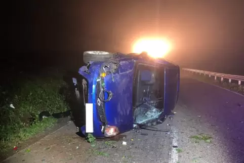 Nach dem Unfall flüchtete der 19-jährige Fahrer in den Wald, doch die Polizei entdeckte ihn dort schnell.