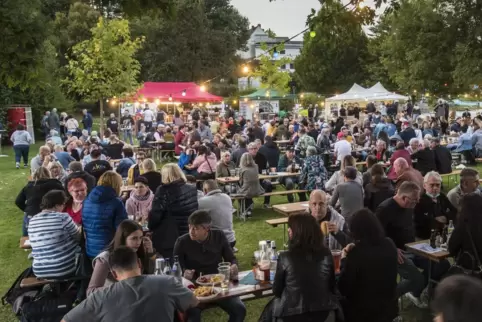 Mal wieder feiern: Beim Weinfest im Hochspeyerer Schwimmbad ließen es sich etliche Besucher so richtig gut gehen.