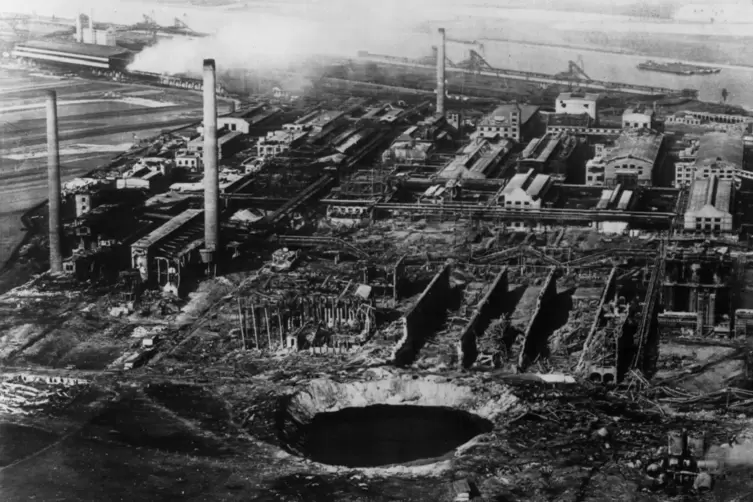 Das Bild von 1921 zeigt das Oppauer Werk der BASF nach der Explosionskatastrophe.