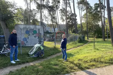 Ginsterweg: Am Randbereich des Kita-Geländes und daneben könnte gebaut werden, sagen Florian Bauer und Cornelia Kälblein.