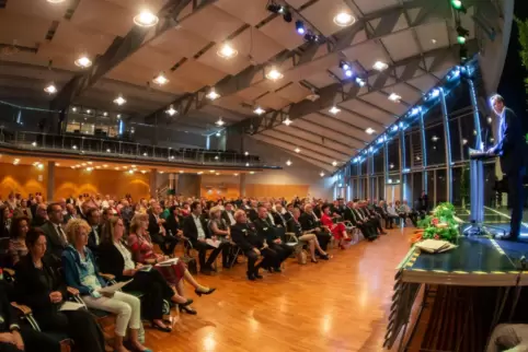 Im festlichen Saal des Mutterstadter Palatinums: Clemens Körner empfängt seine Gäste. 