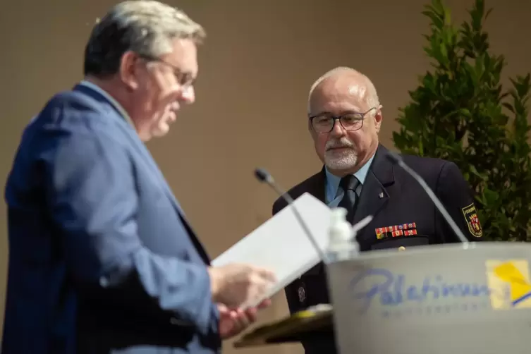 Clemens K&ouml;rner ernennt Uwe Speichermann zum Ehren-Kreisfeuerwehrinspekteur.