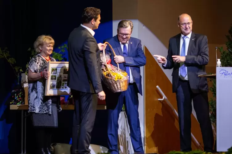 Rebst&ouml;cke und Wein wechseln den Besitzer, rechts der Landrat des Saalekreises, Hartmut Handschak. 