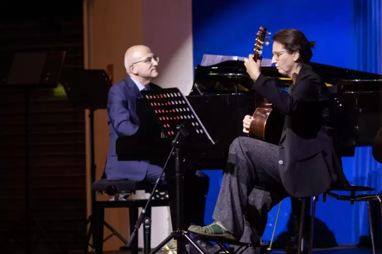 Die Leiter der Musikschulen musizieren gemeinsam: Christoph Utz und Gisela Webel. 