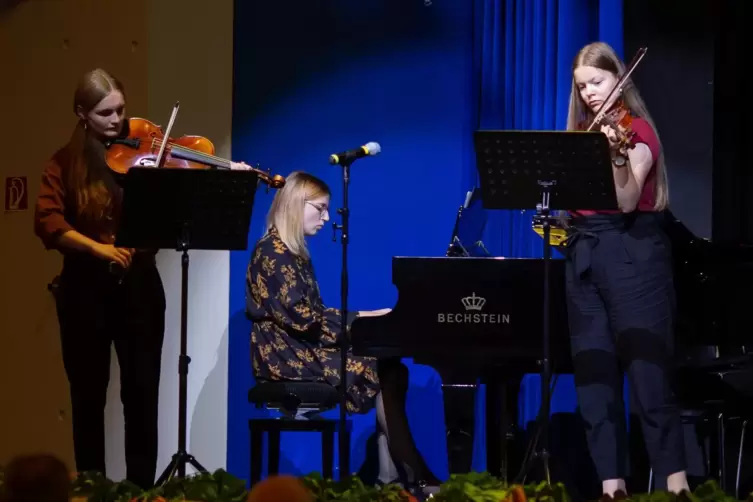 Auch Musiksch&uuml;lerinnen aus dem Saalekreis bestritten das Programm (von links): Maya Hatoum (Viola), Alexandra Schrader und Josef