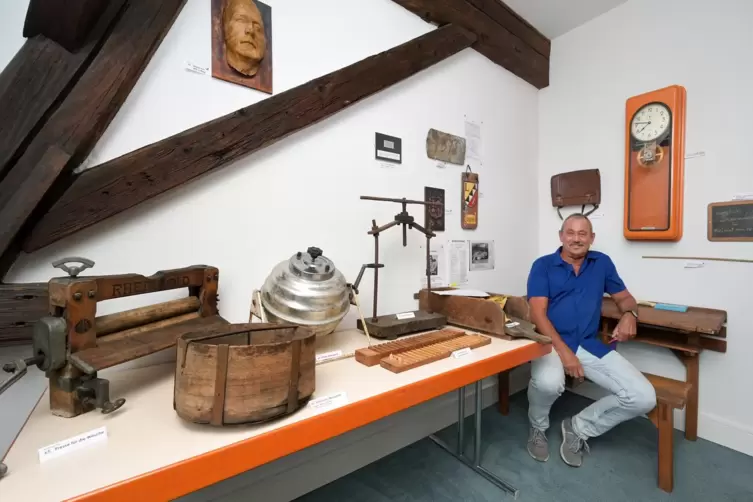  Interessante Ausstellung: Initiator Rolf Reinbold ist stolz auf das, was ihm die Lingenfelder alles für das kleine Heimatmuseum