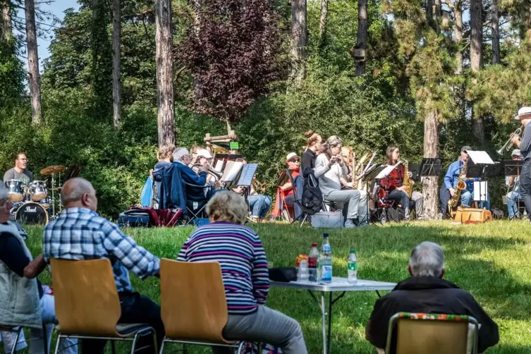 Mit Genuss dabei: Das Picknick-Konzert im Stadtpark lockte rund 80 Besucher an.
