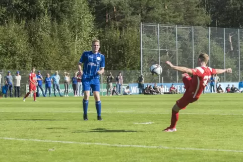 Gleich landet der Ball im Tor: Maximilian Fesser (1. FCK II) erzielt mit einem schönen Schuss gegen Karbach den Ausgleichstreffe