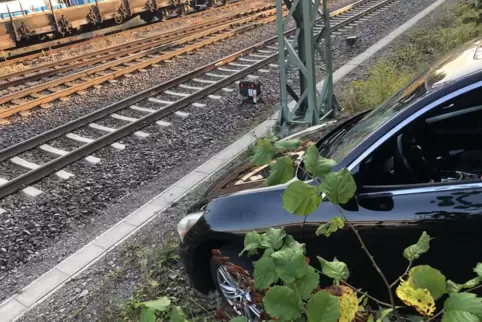 Fast wäre eine Autofahrer in Landstuhl auf den Bahngleisen gelandet. 