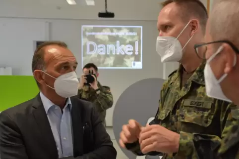 Bis Ende Juni halfen Bundeswehrsoldaten im Gesundheitsamt. Landrat Fritz Brechtel (links) hofft, dass sie in der aktuellen viert